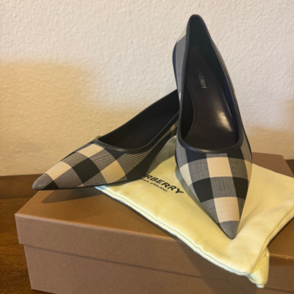 BURBERRY NIB Aubri Plaid Large Check Pointed Toe Pumps Heels 39 Navy Checkered